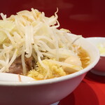 ラーメン二郎 - ラーメン半分＋ヤサイ＋白ネギショウガ半分