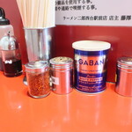 ラーメン二郎 - 卓上調味料