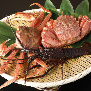 まるごと調理された旬のブランドガニを最上の食べ方で賞味