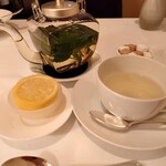 レストラン・モリエール - ハーブティと水菓子（レモン・日向夏）