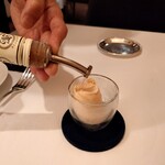 レストラン・モリエール - 1口食べたあと「洋梨のブランデー」が注がれます。