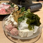 Shabu Tei Kotobuki - あぐ一豚のつみれ、季節の野菜盛り
