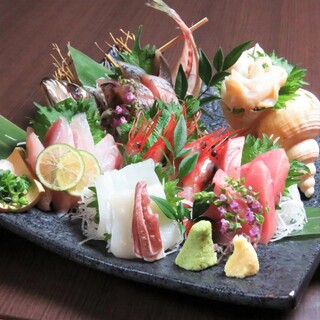 Enjoy fresh bluefin tuna sashimi and charcoal-grilled meat full of flavor.