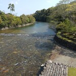 伊勢 プリンと食パンの鉄人 - 近くを流れる五十鈴川の様子！