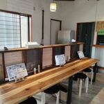 肉汁うどん 飩兵衛 - カウンター席。