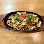 かえで - 料理写真:●焼きそば（デラックス）500円
焼きそばのソースはシットリ麺に絡んでいて
ソース自体に旨味（甘味）があるタイプで
コク感もあり美味しいなあ

多少の旨味の盛り上がりも感じる