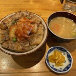 Tokachitei - ミックス（中）キムチトッピング（豚汁、漬物付き）