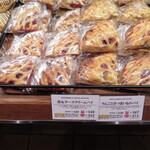 神戸屋キッチン - 2024年4月20日(土) 苺＆チーズクリームパイ(左)とりんごとさつまいものパイ(右)。