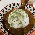 ホルモン焼肉 松乃王 - ちょっと辛めですが美味しいビーフカレー　器が素敵