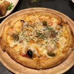 Sendai Yakitori To Wain No Mise Daimaou Majikku - エビとオリーブのピザ
