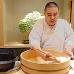 鮨 詠心 - シャリを切る