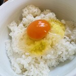 Sweet eggs - １つは全卵、１つは卵黄、醤油2周で食べるのがお店のおすすめ。
