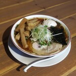 自家製麺 うろた - 少し違う醤油の純鶏そば　+味玉めんま