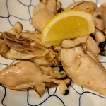 炭達磨 - 刺身盛り合わせの蒸し牡蠣