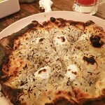 PIZZERIA ENZO - シラスのピッツァ