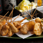 食へ集う　千す - 焼酎、ハイボールとも相性ぴったりの《串カツ盛り合せ》