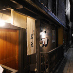 祇園　岩元 - 花見小路通を少し東に入ります。