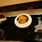 祇園　岩元 - 【八寸】  (猪口)茶振り生子  このわた共和え  など季節の品々