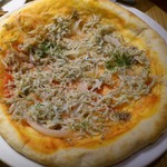 スペインバル La Cazuela －roja－ グランフロント大阪 - しらすピザ