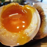 らーめんとcafe＋ベジ engawa - 日野春自然農園の有精卵味玉￥１００(ある日の１４年冬ver)