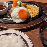 Mito Yazawa - デミグラスチーズハンバーグに目玉焼きトッピング