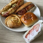 サンエトワール - ベーコンポテトドッグ、黒毛和牛コロッケサンド、白楽あんぱん、いちごホイップサンド、リンゴとさつまいものロールデニッシュ