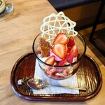 坂の下の店 ぶどうのたね - あまおうパフェ