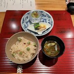 おおたに - 御飯物　蛤と帆立貝柱、うすい豆の炊き込みご飯 わかめと九条ネギの赤出汁