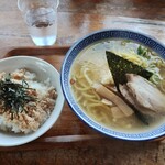 つぼの華 - にんにく中華そば塩とミニ鶏そぼろ丼