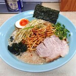 ラーメン 頑固おやじ - 辛ねぎラーメン(白髪ねぎトッピング、背脂多め、麺堅め)