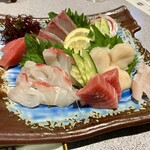 Honetsuki Karubi Akindo - ★さしみ盛り合わせ
                      意外としっかりした盛り合わせでビックリ！
                      久留米で美味い魚が食えると思わんかった！
                      新鮮でバリウマ♡