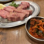 Yakiniku Taishuusakaba Shin Nikuyakiya - 売り切れしやすい厚切りタン