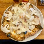 PIZZERIA LEON - 名物ビスマルクLEON   モッツァレラチーズ、ベーコン、サラミ、マッシュルーム、半熟卵の取り合わせ。