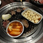 Kokusangyuu Yakiniku Kuidon - トッポギ、ニンニク焼き