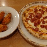 Saizeriya - 辛味チキンとソーセージのピザ(生地もチーズも美味しい！)