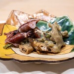 うを徳 - 2024.4 滑川産ホタルイカ冷燻 新潟産コゴミ白酢和え 琵琶湖産稚鮎山椒炊き 白味噌炊き（富良野産蕗の薹、岩手産山独活、山形産ウルイ）