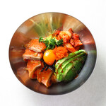 【NEW!】三文魚和鱷梨的韓式拌飯