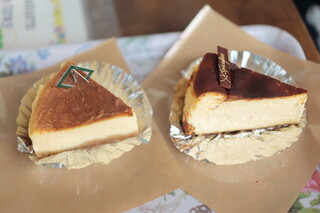 Kawaguchiko Chizukekigaden - ←完熟チーズケーキ。→ バスクのチーズケーキ。