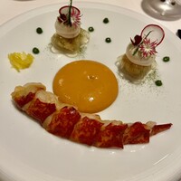 ラ・ベ - オマールブルーの炭火焼　蕪クリーム　甲殻類のクーリ。火の入れ方が絶妙で、オマールは少しレアー感を残している感じでした。