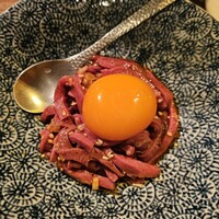 炭火焼肉ホルモン うしごろ 中目黒店 - 極上月見ハツユッケ