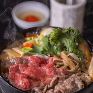 自慢の名代すき焼きは「醤油」「京都白味噌」の2種類ございます