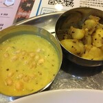 インド料理 パリワル - ひよこ豆粉で作った天かすがトッピングされたヨーグルトカレーとアルジーラ(アルジャジーラではありません)