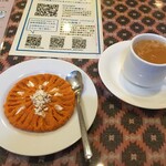 インド料理 パリワル - ガジャルコハルワ(¥380)とホットチャイ(¥300※限定メニューのセット価格)の名コンビ