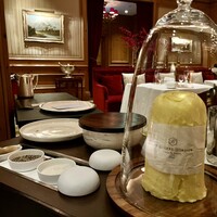 ラ・ベ - パンにつけるバターを目の前で削って提供してくれる