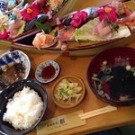 煕 - かながしらとすずきと赤貝と甘海老の刺身となめたがれいの煮魚の盛り合わせ定食1260円なり
