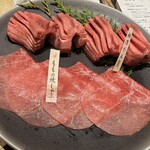 和牛懐石 但馬屋 梅田 - 極厚たん　厳選赤身肉 梅しゃぶ