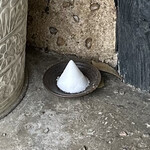 faro - 入口には両サイド　盛り塩です！　ワタクシ　銀座のママに盛り塩をアタマから粉々にされ、かけられたことがあります　そしたら亡くなっちゃいました　byまみこまみこ