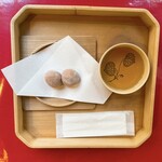 さるや - 【2023年12月】申餅＠450円、ほうじ茶付き。（写真は逆側でしたスイマセン）。