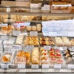ピアッコリーナ・サイ - 様々な種類のチーズケーキが並ぶショーケース