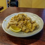 中華 大興 - 鶏の皮揚げ500円です。ボリューム満点！複数で頼む事をオススメします。